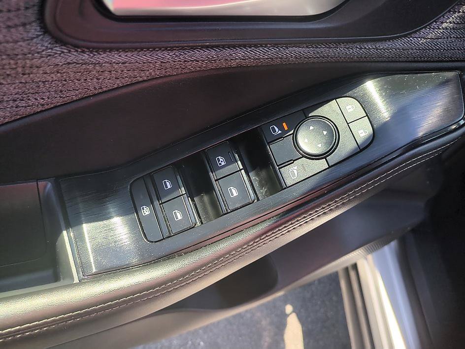 Used 2023 Nissan Rogue SV FWD image 13