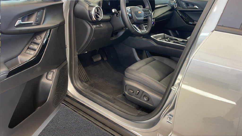 Used 2026 Chevrolet Equinox LT w/ Convenience Package II FWD image 27