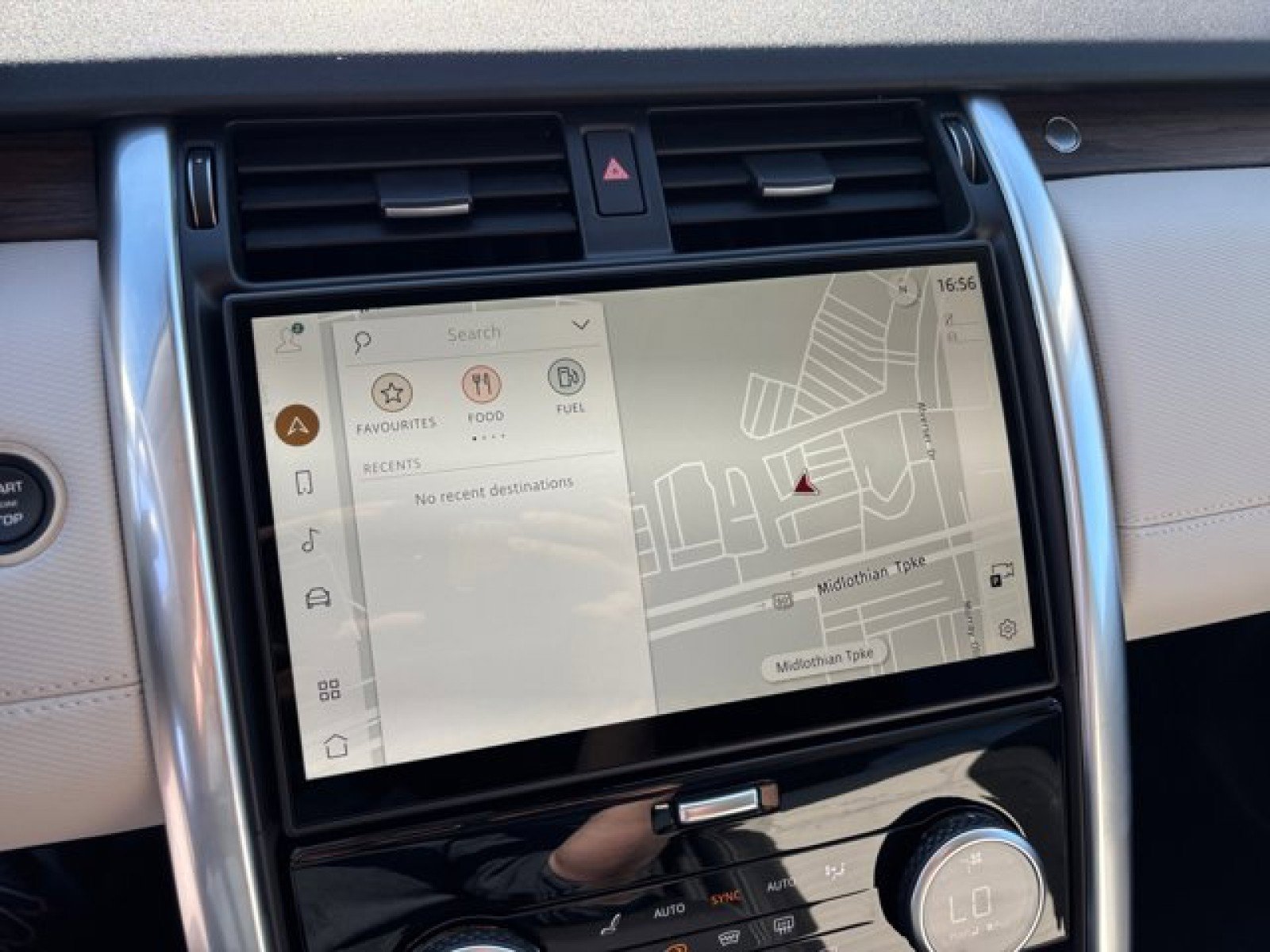 New 2025 Land Rover Discovery Dynamic SE image 16