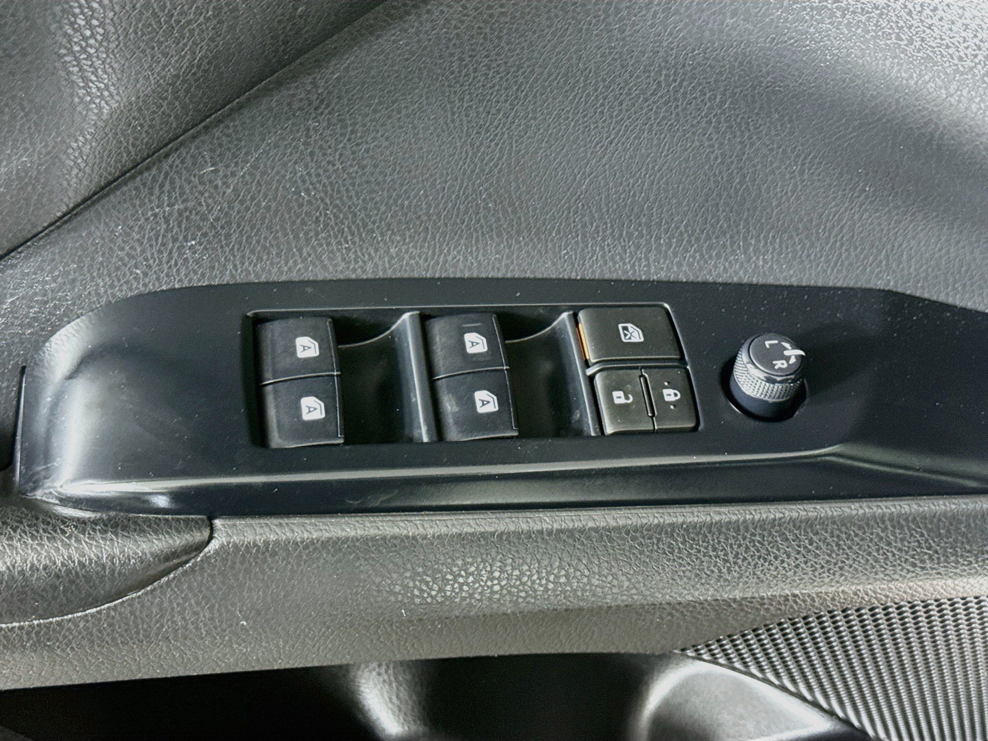 Used 2020 Toyota Camry SE w/ Convenience Package FWD image 24