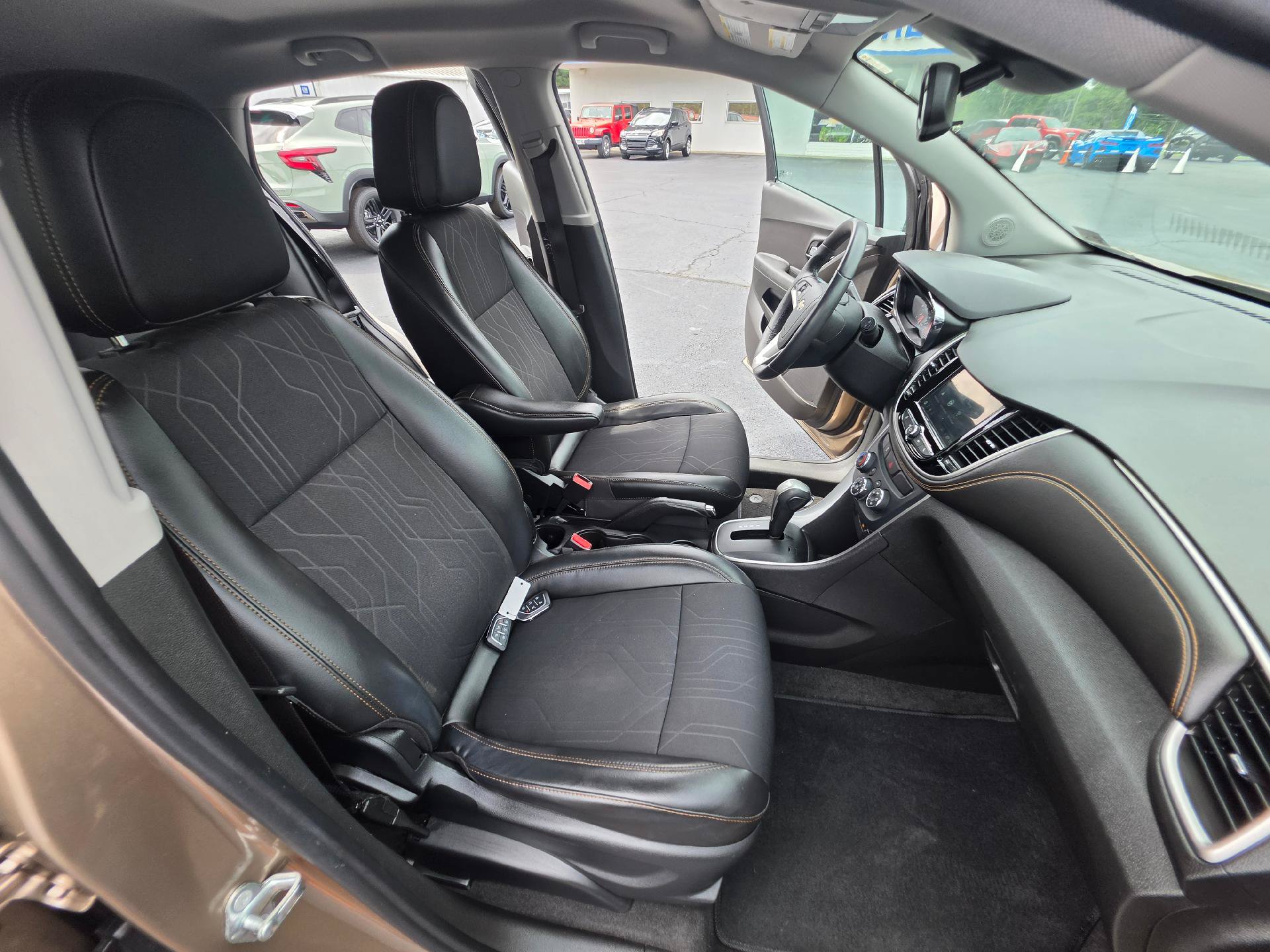 Used 2018 Chevrolet Trax LT w/ LT Convenience Package AWD/4WD image 12