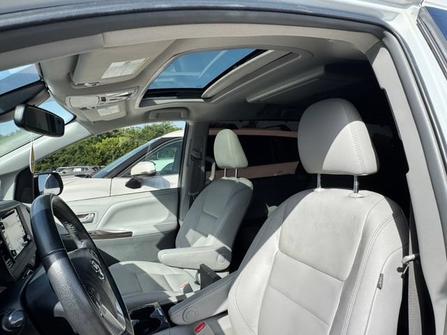 Used 2018 Toyota Sienna XLE Premium FWD image 16