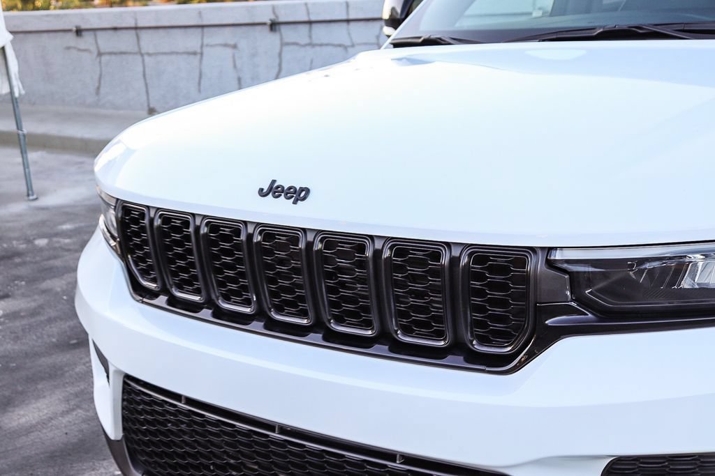 Used 2025 Jeep Grand Cherokee Altitude AWD/4WD image 6