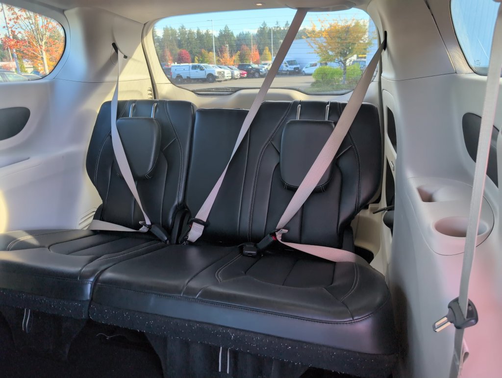 Used 2024 Chrysler Pacifica Touring-L FWD image 30
