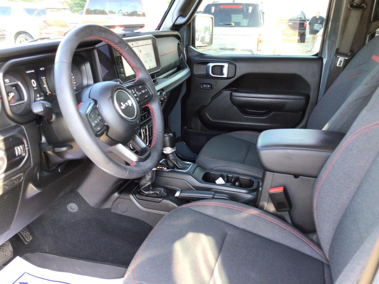 Used 2024 Jeep Wrangler Unlimited Rubicon AWD/4WD image 3
