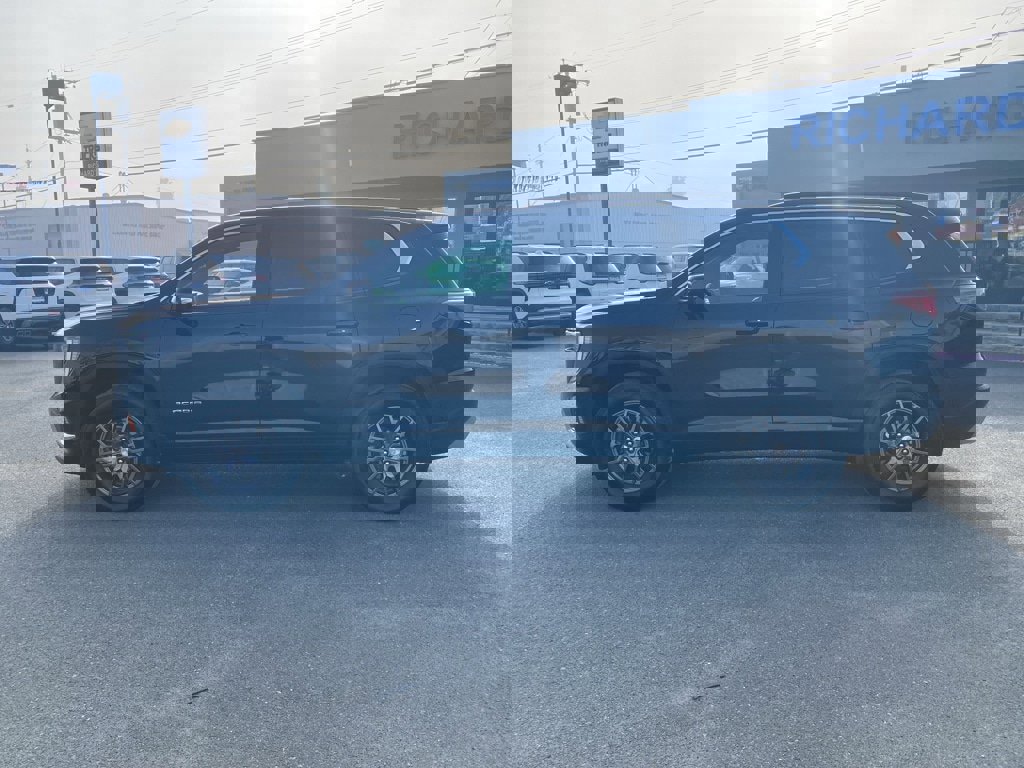 Used 2025 GMC Acadia Elevation image 8