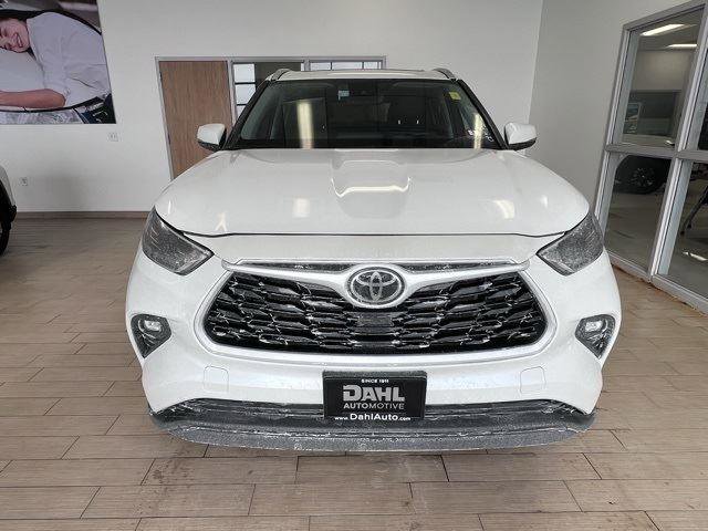 Used 2024 Toyota Highlander XLE image 2