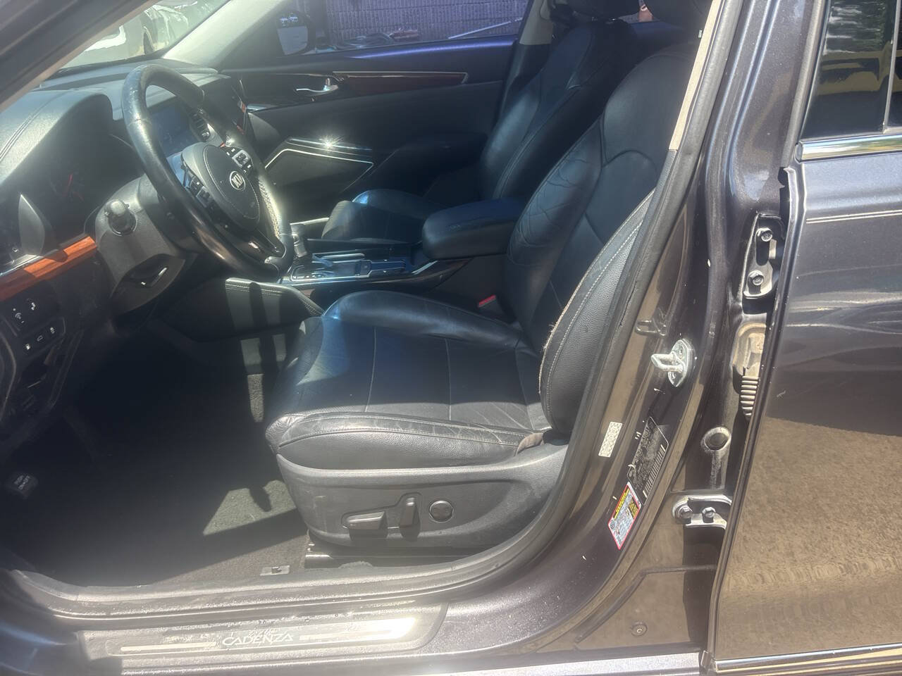 Used 2017 Kia Cadenza Premium w/ Luxury Package FWD image 9