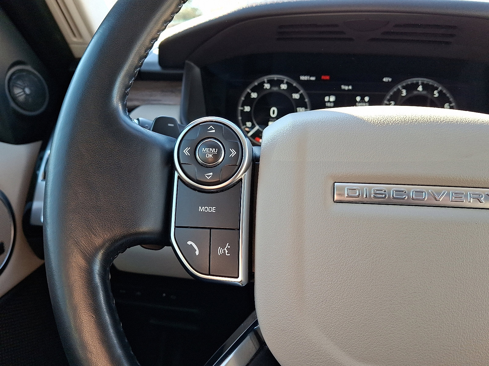 Used 2018 Land Rover Discovery HSE image 18