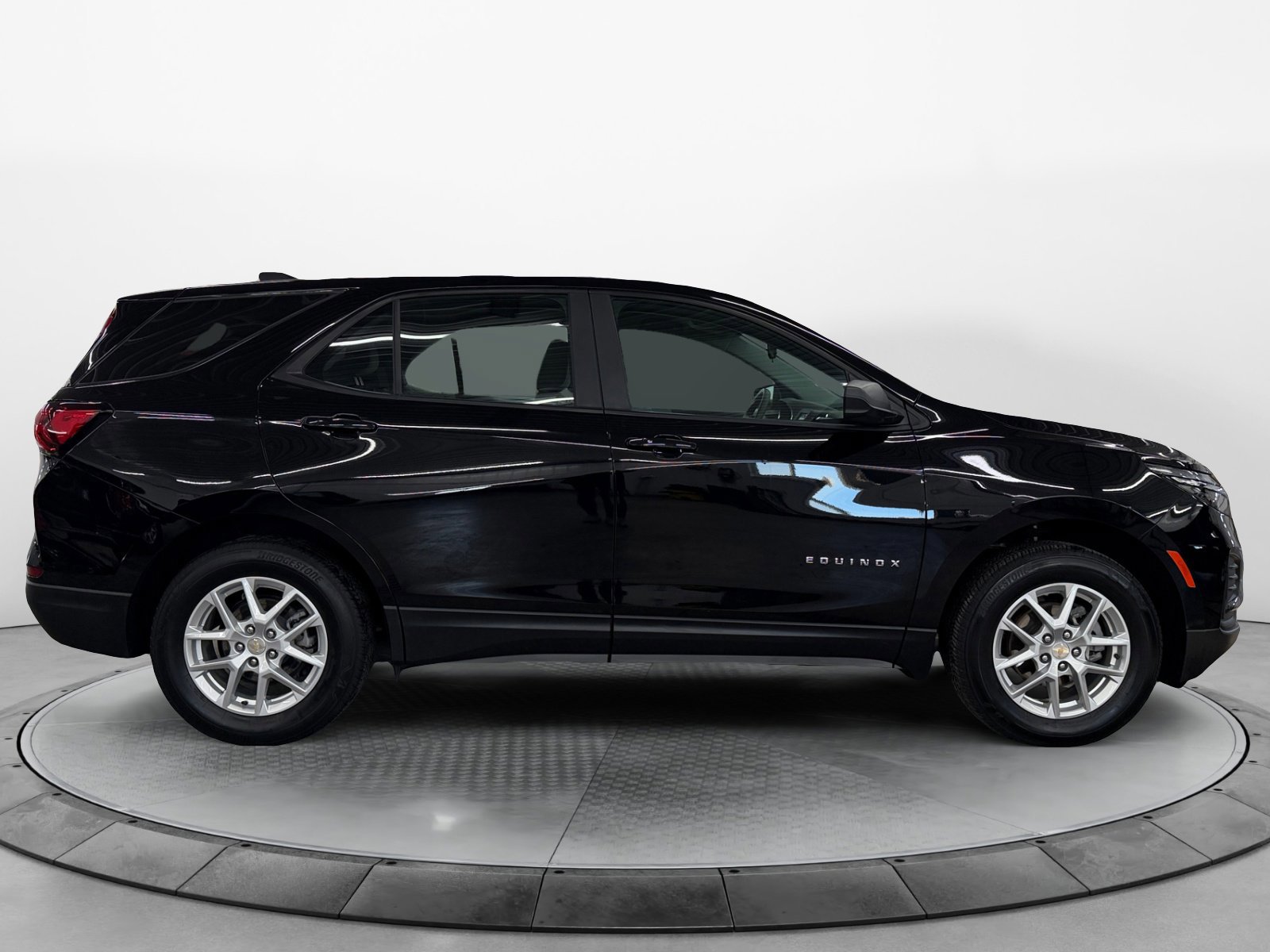 Used 2024 Chevrolet Equinox LS image 2