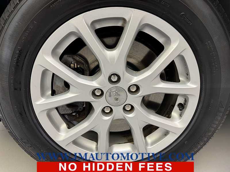 Used 2018 Jeep Cherokee Latitude Plus AWD/4WD image 9