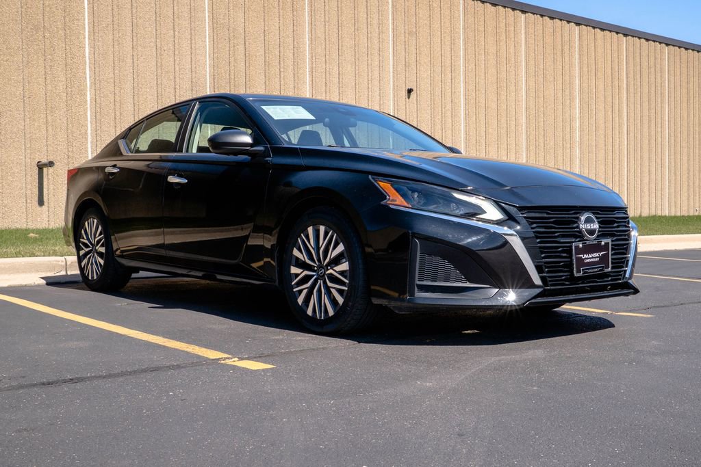 Used 2024 Nissan Altima 2.5 SV FWD image 2