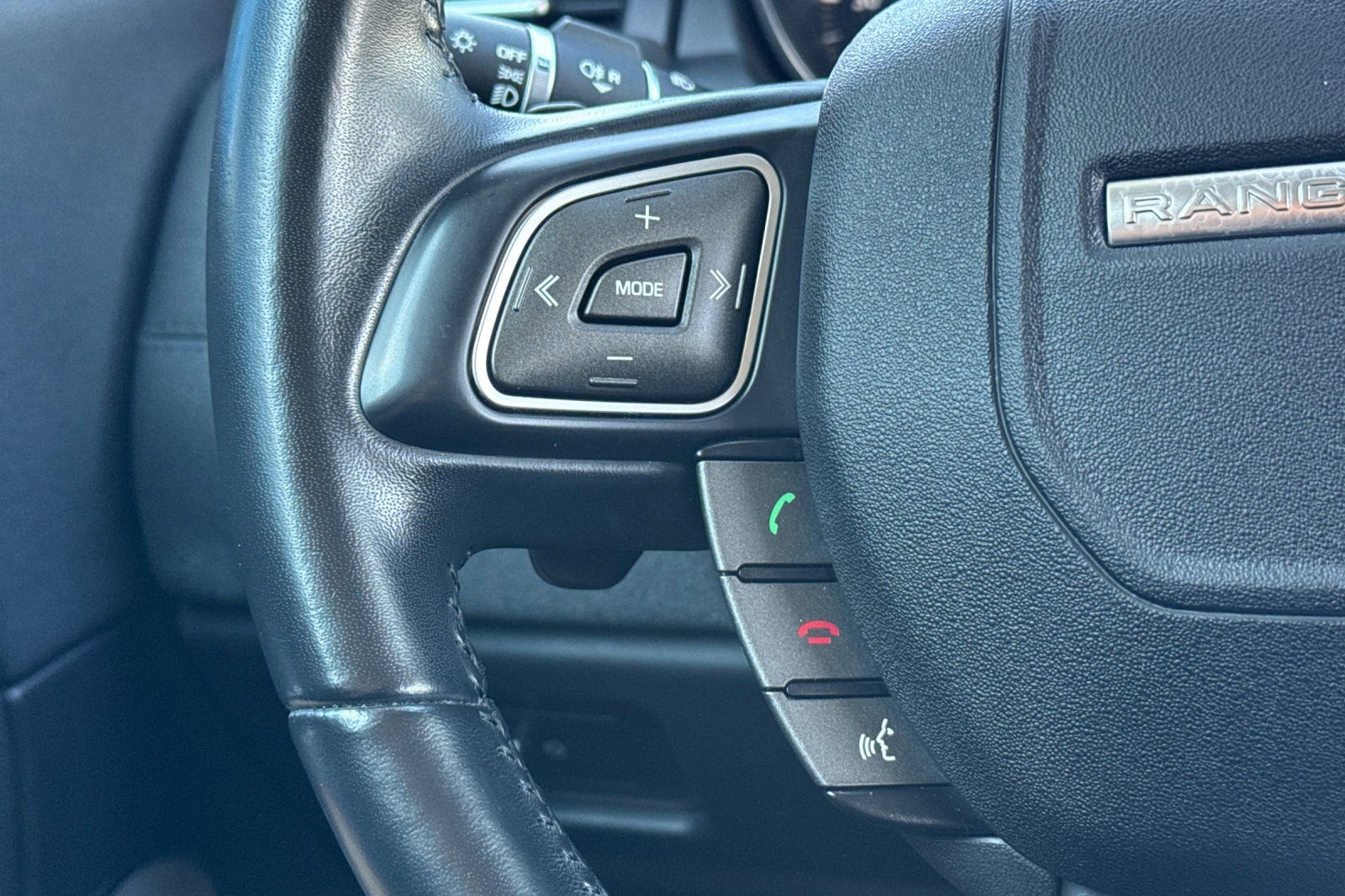 Used 2019 Land Rover Range Rover Evoque SE image 33