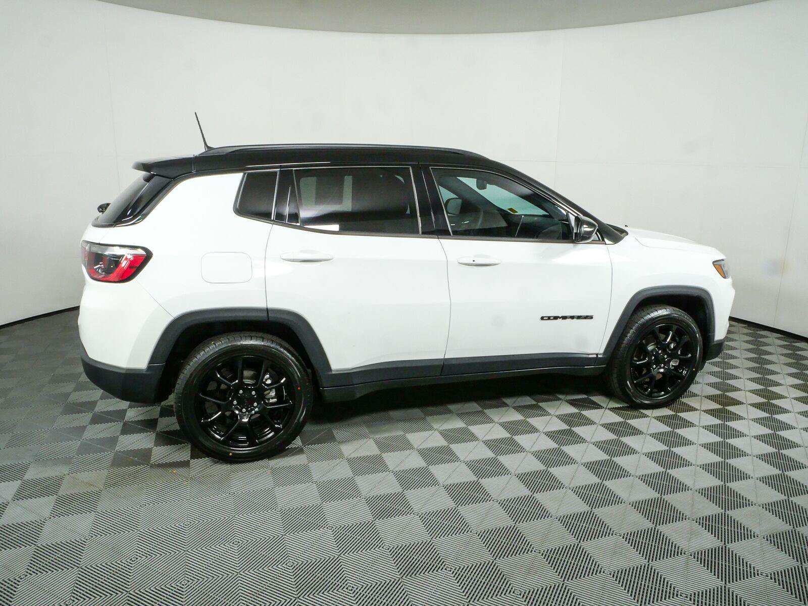 Used 2023 Jeep Compass Latitude w/ Sun and Sound Group AWD/4WD image 2