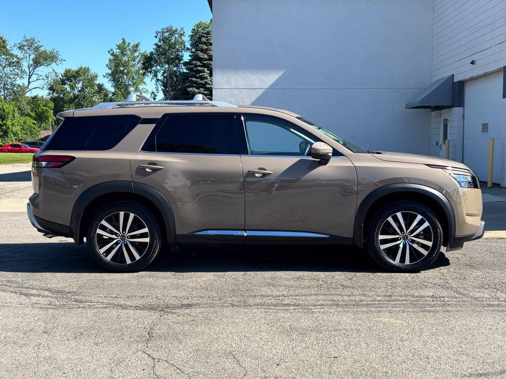 Used 2025 Nissan Pathfinder Platinum AWD/4WD image 2