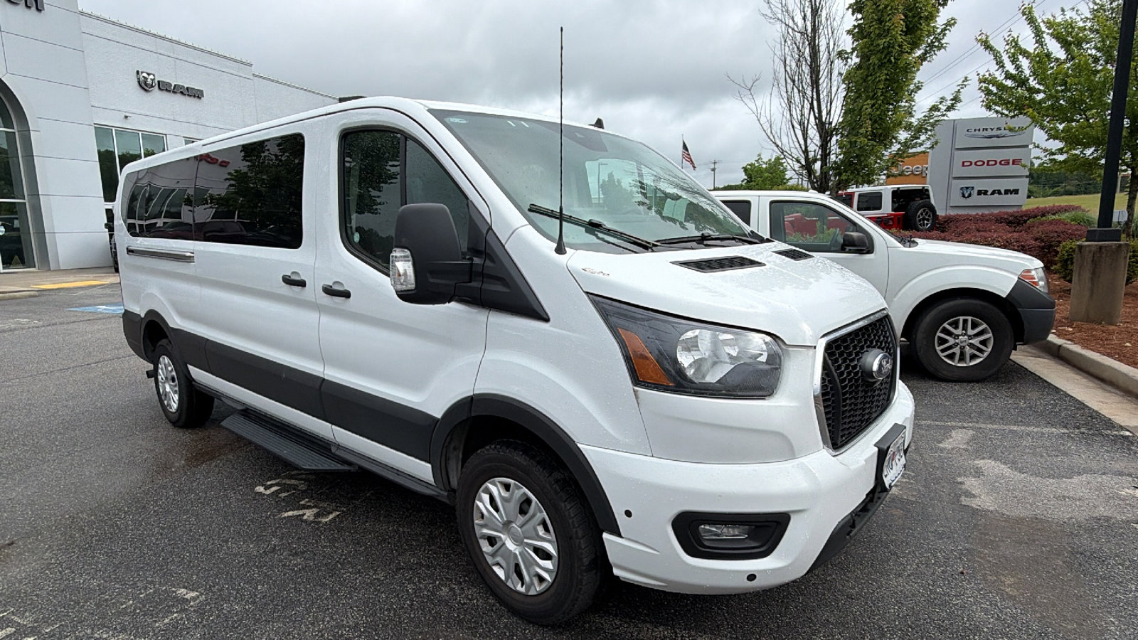 Used 2025 Ford Transit 350 XLT RWD image 5