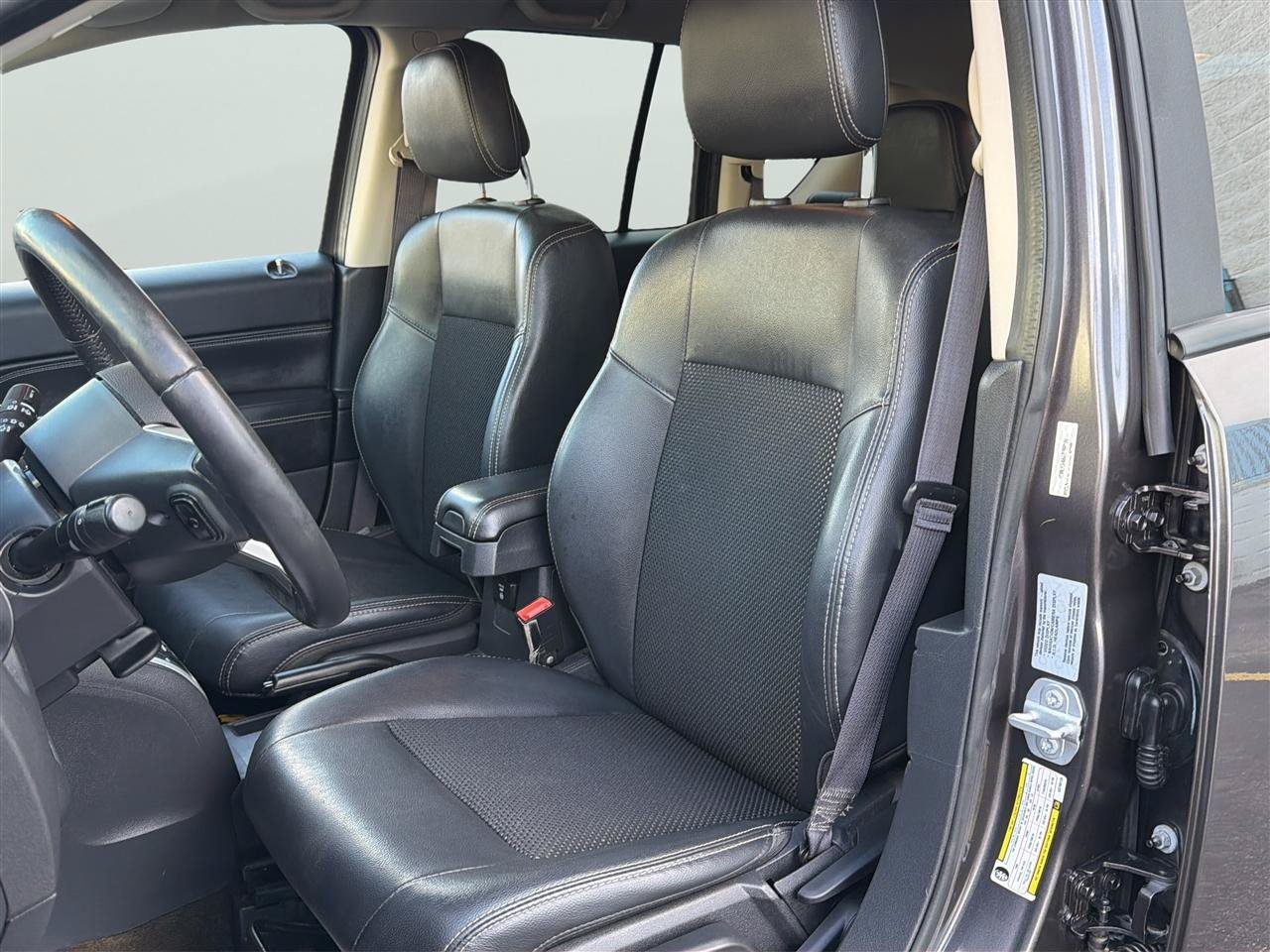 Used 2016 Jeep Compass Latitude FWD image 12