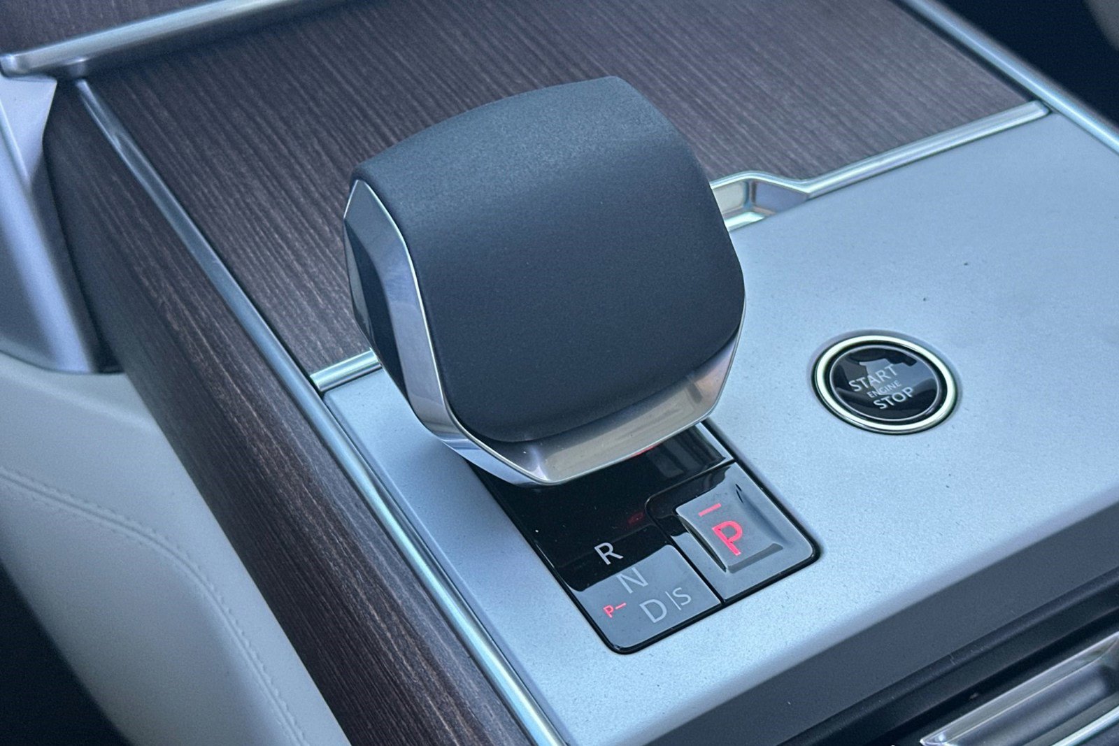 New 2026 Land Rover Range Rover SE image 21