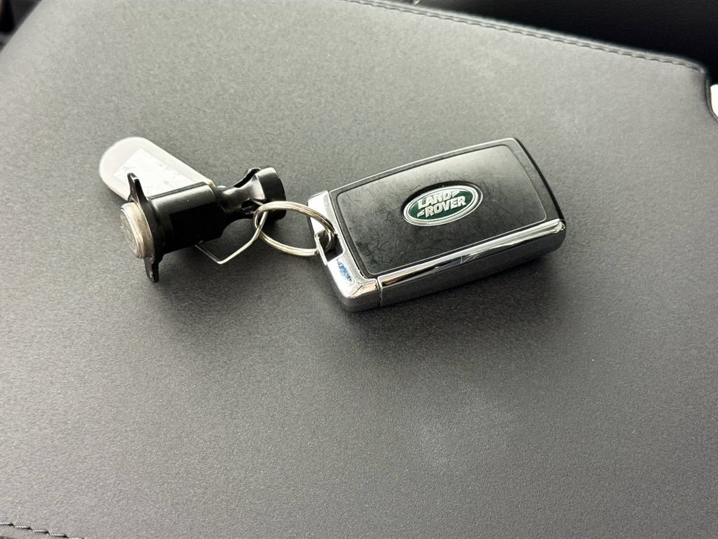 Used 2024 Land Rover Discovery S AWD/4WD image 17