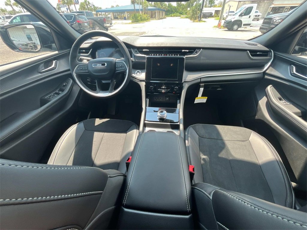 New 2025 Jeep Grand Cherokee Altitude image 21