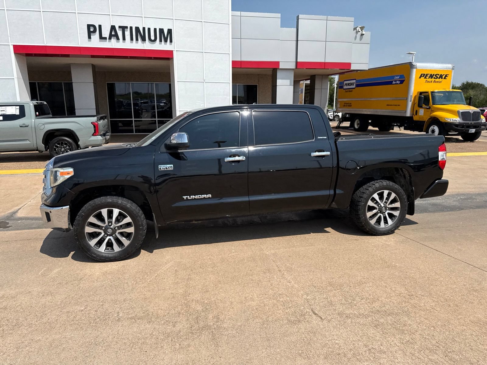 Used 2018 Toyota Tundra Limited w/ Limited Premium Package AWD/4WD image 5