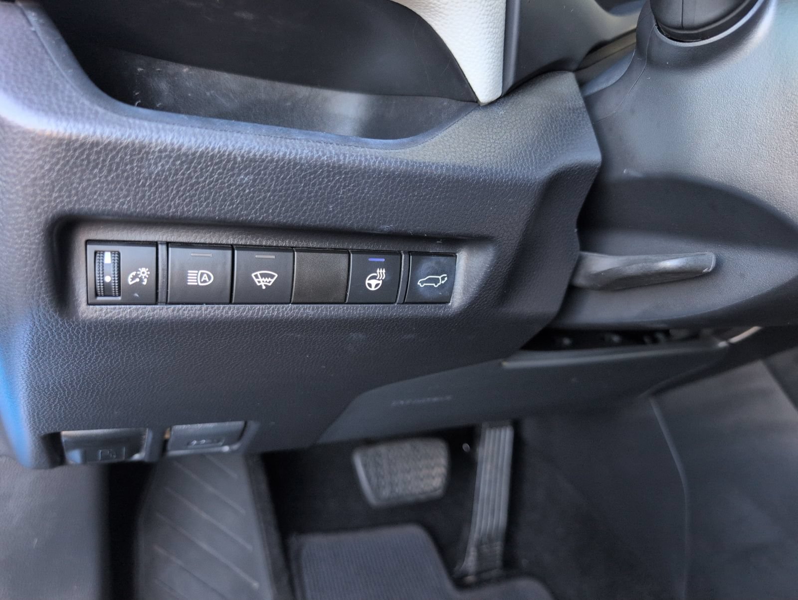 Used 2021 Toyota RAV4 XLE Premium FWD image 10