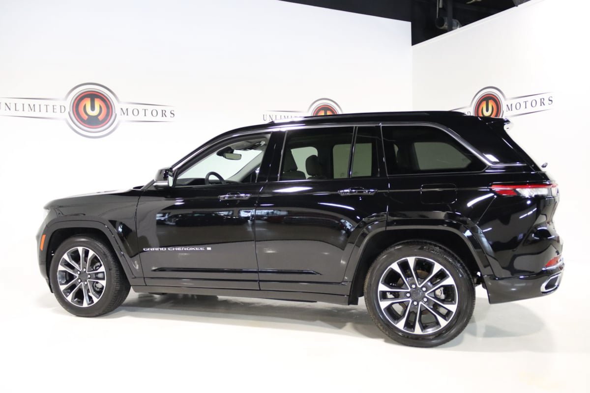 Used 2023 Jeep Grand Cherokee Overland AWD/4WD image 35