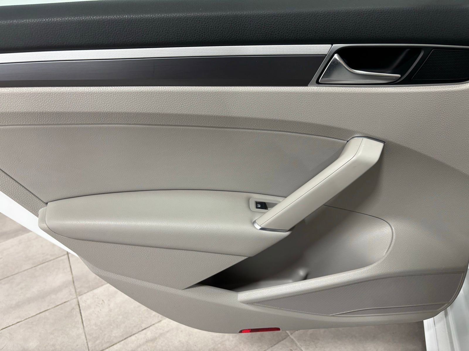 Used 2018 Volkswagen Passat 2.0T R-Line w/ R-Line Lighting Package image 16