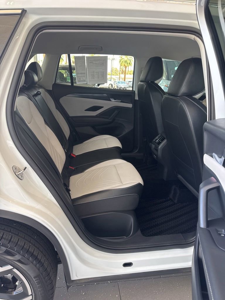 Certified 2025 Volkswagen Tiguan SE FWD image 8