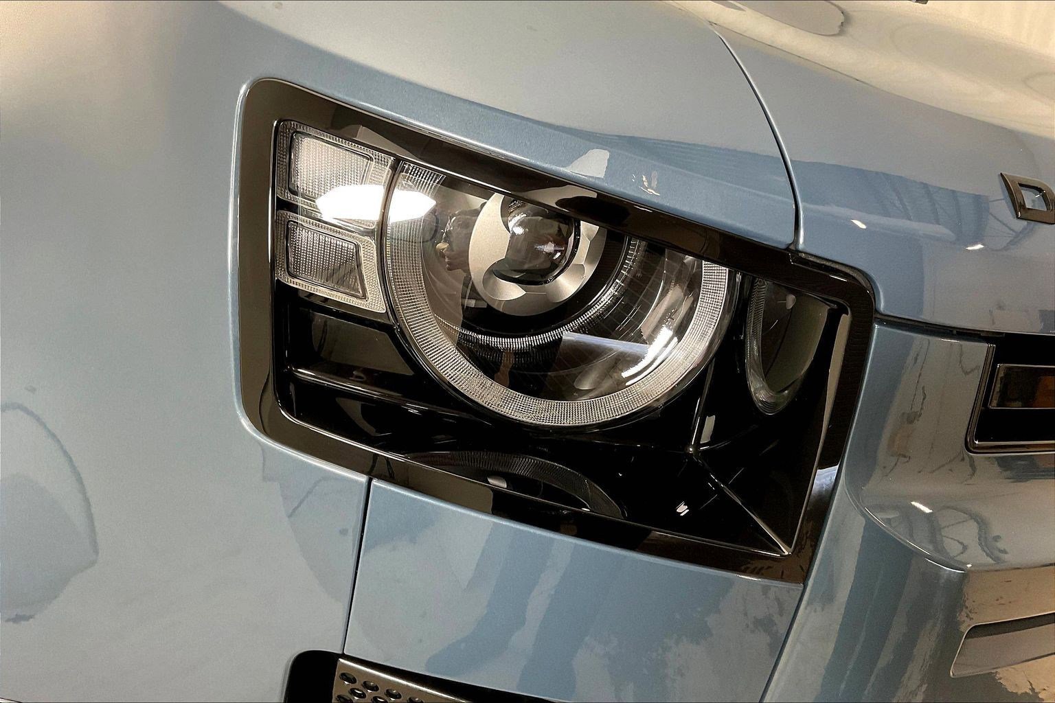 Used 2025 Land Rover Defender 110 X-Dynamic SE image 32