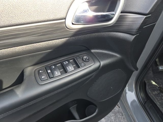 Used 2022 Jeep Grand Cherokee Laredo X image 11