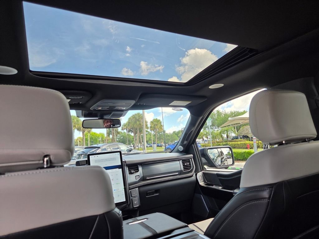 Used 2023 Ford F150 Lightning Platinum AWD/4WD image 30