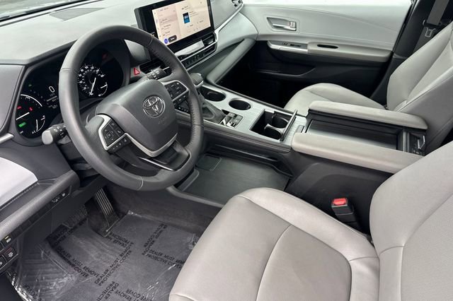 Used 2025 Toyota Sienna XLE image 11