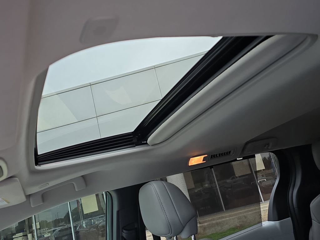 Used 2025 Toyota Sienna XLE FWD image 30