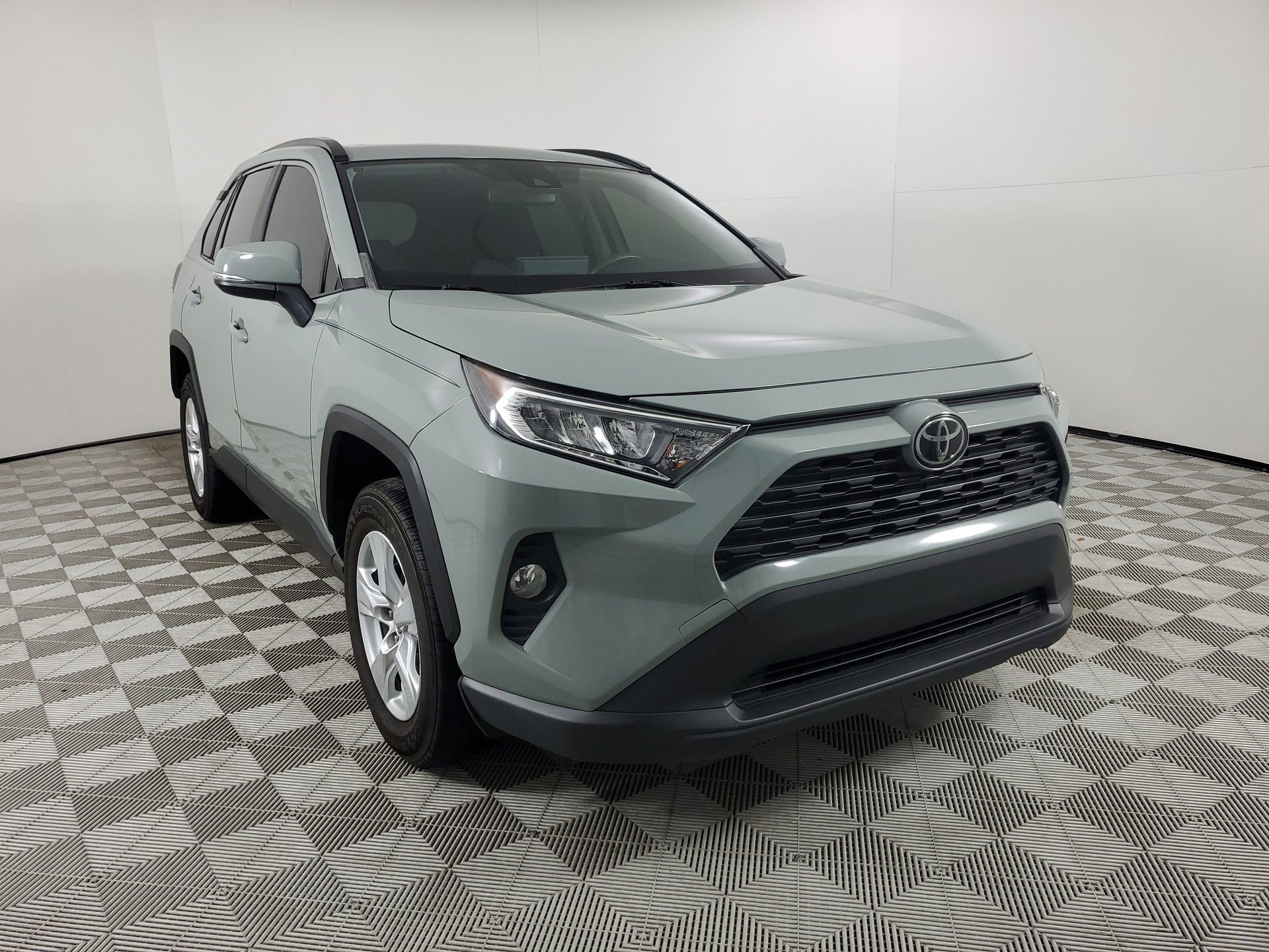Used 2019 Toyota RAV4 XLE w/ Convenience Package image 2