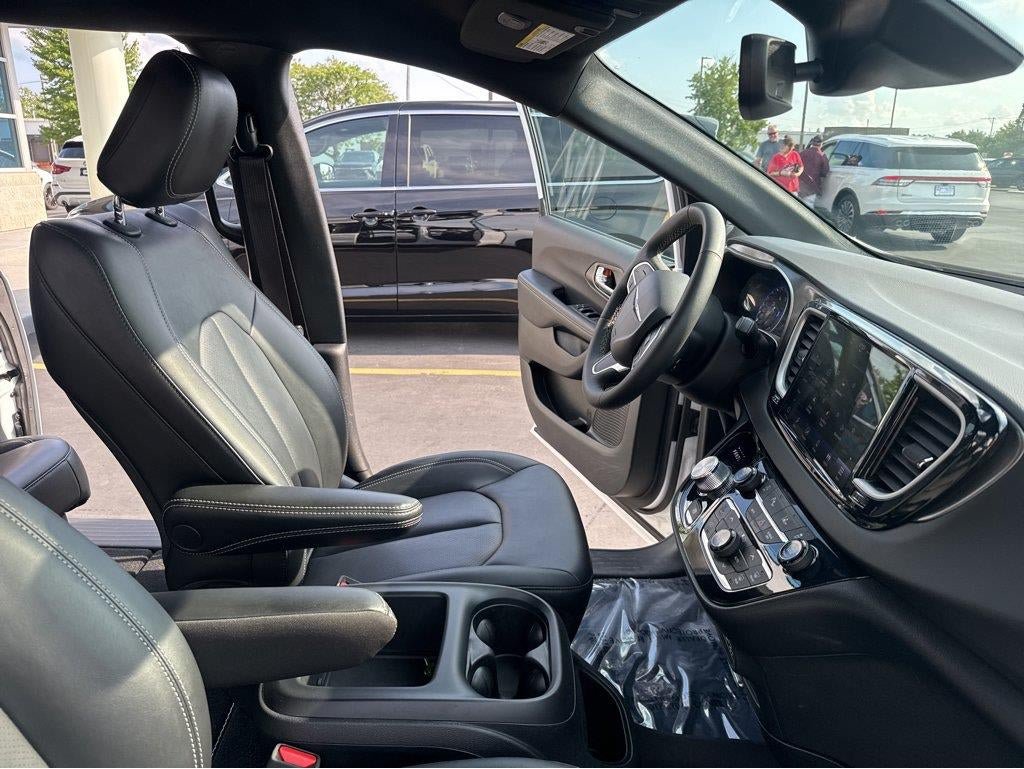 Used 2025 Chrysler Pacifica Select FWD image 39