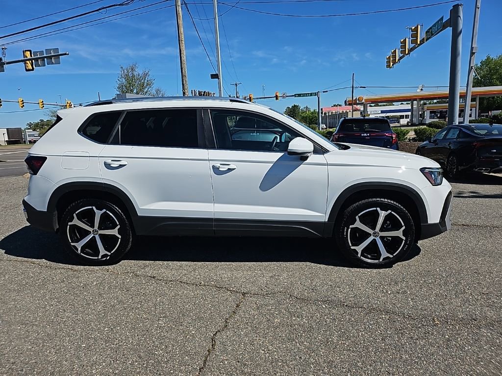 Certified 2025 Volkswagen Taos SEL image 5