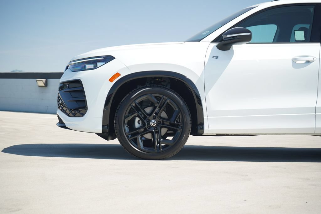New 2026 Volkswagen Tiguan SE R-Line FWD image 2