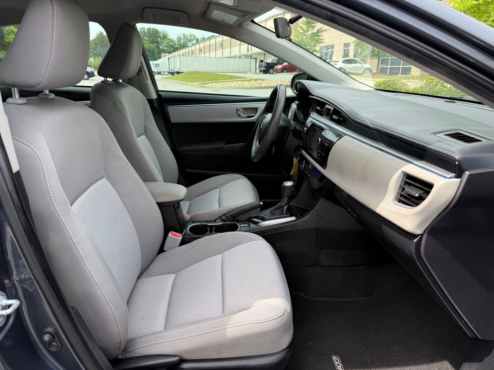 Used 2015 Toyota Corolla LE FWD image 29