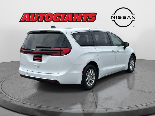 Used 2024 Chrysler Pacifica Touring-L FWD image 2