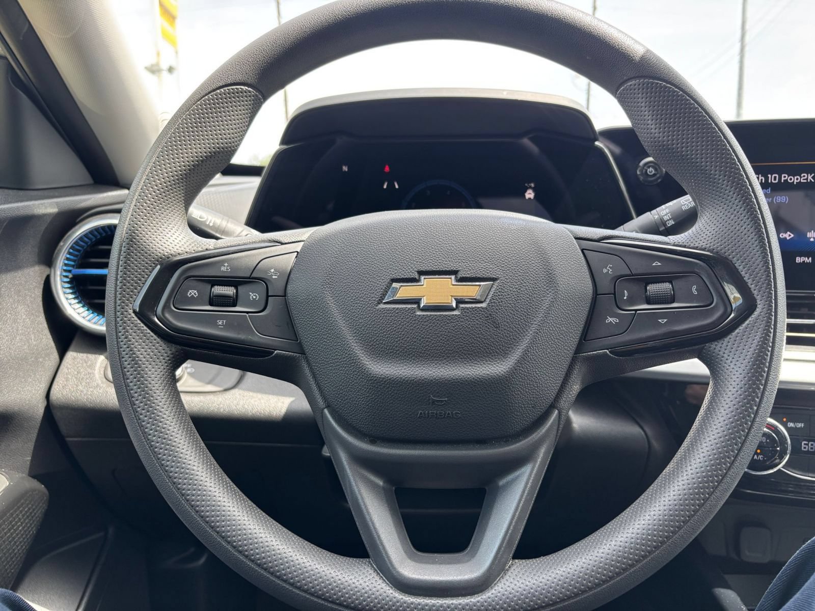Used 2025 Chevrolet Trax LT FWD image 22