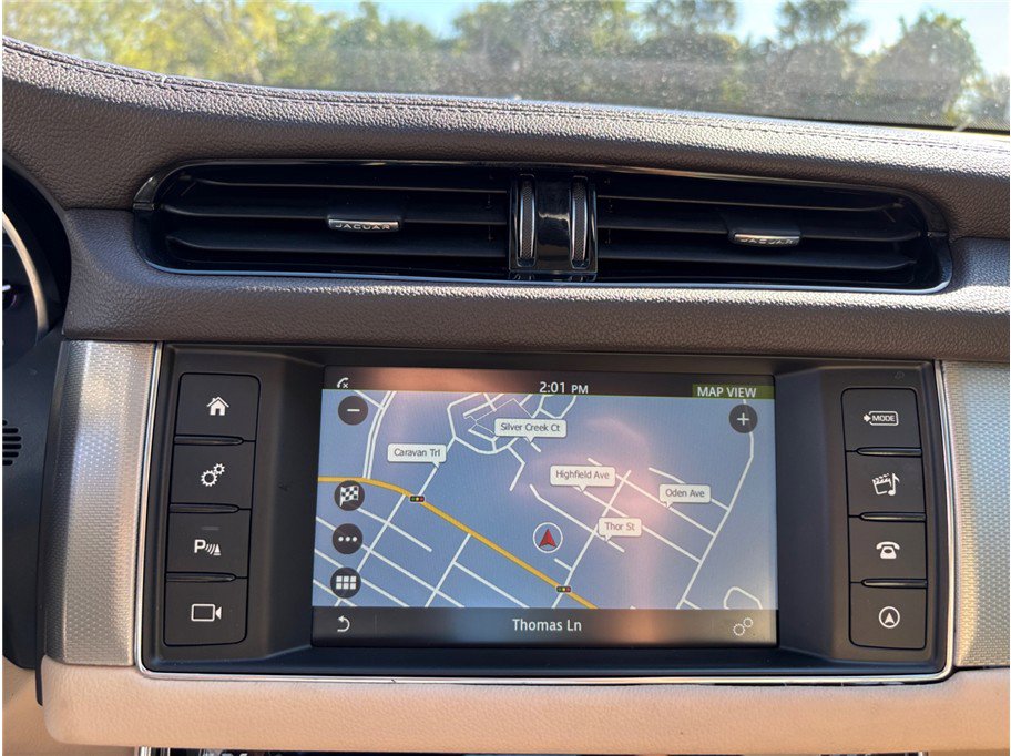 Used 2018 Jaguar XF Premium image 33