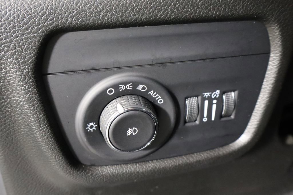 Used 2023 Jeep Grand Cherokee Limited w/ Black Appearance Package AWD/4WD image 23