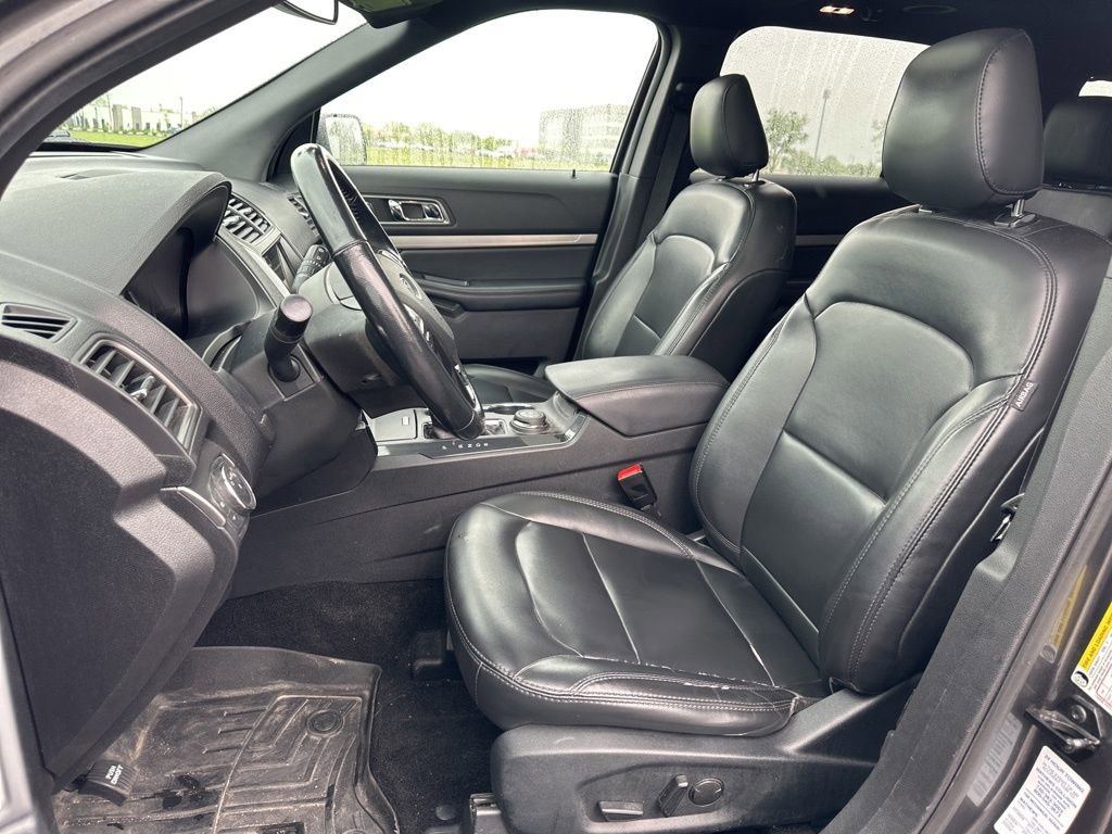 Used 2019 Ford Explorer XLT w/ Equipment Group 202A AWD/4WD image 16
