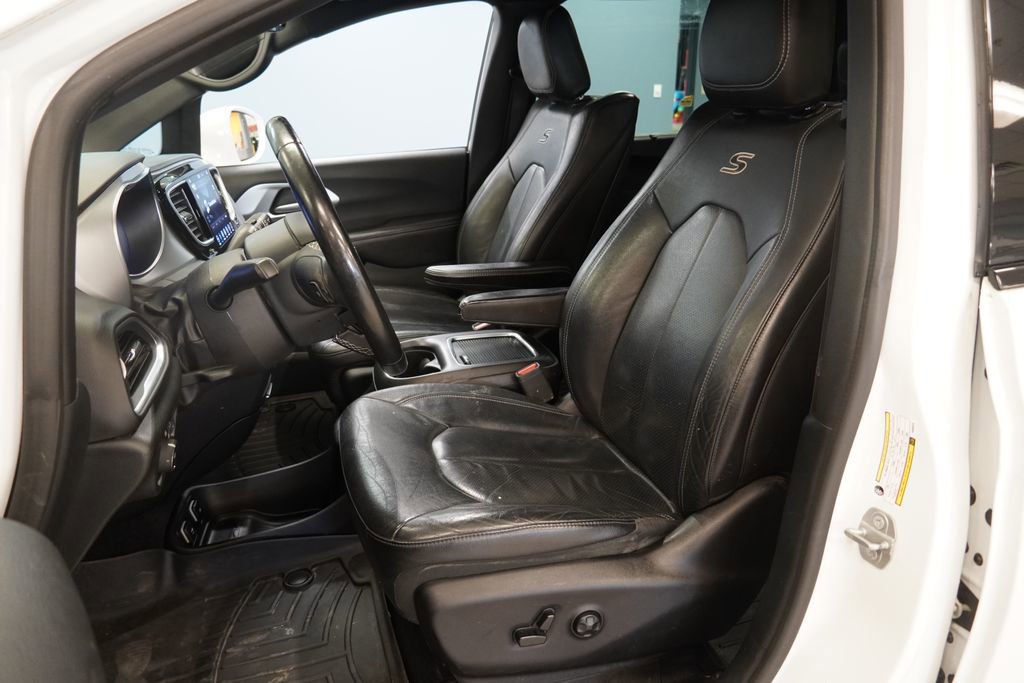 Used 2018 Chrysler Pacifica Touring-L Plus w/ S Appearance Package FWD image 3