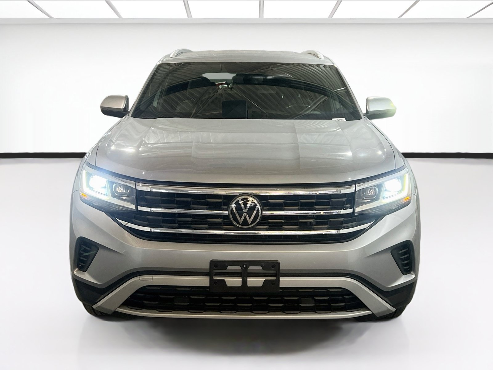 Used 2021 Volkswagen Atlas Cross Sport SE FWD image 2