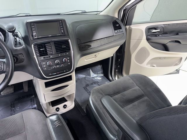 Used 2018 Dodge Grand Caravan SE w/ UConnect Hands-Free Group image 21