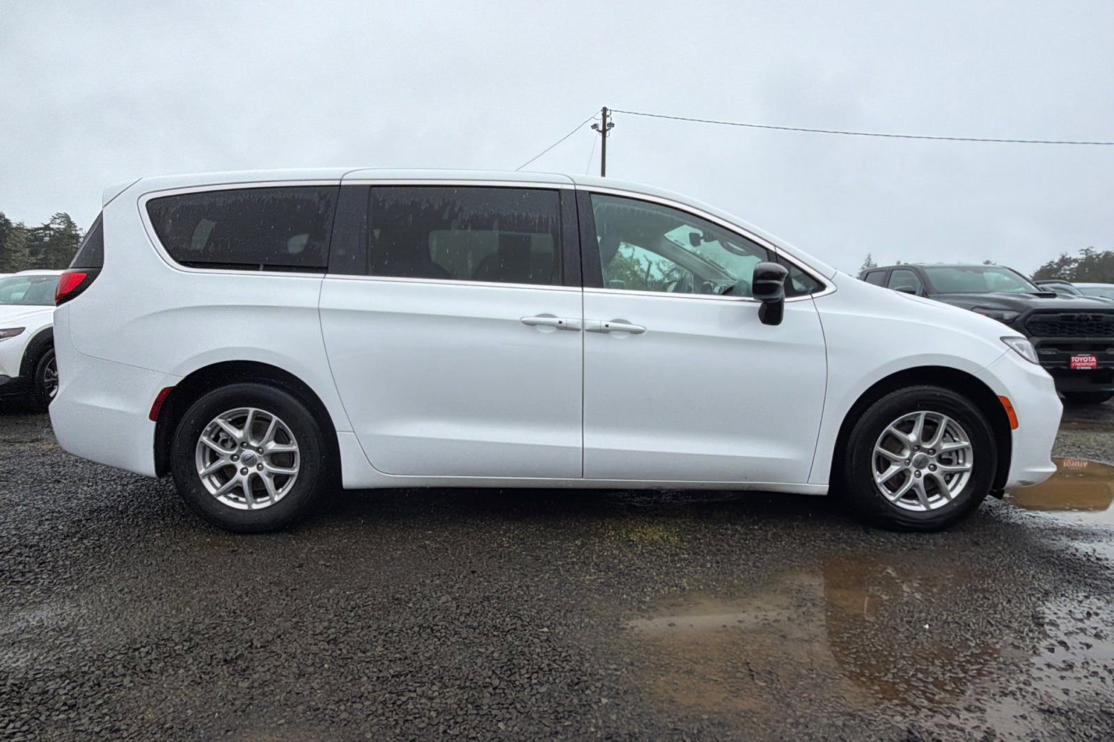 Used 2024 Chrysler Pacifica Touring-L image 3