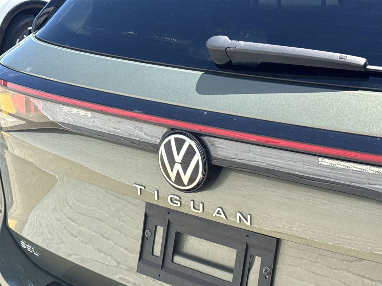 Used 2025 Volkswagen Tiguan SEL R-Line AWD/4WD image 10