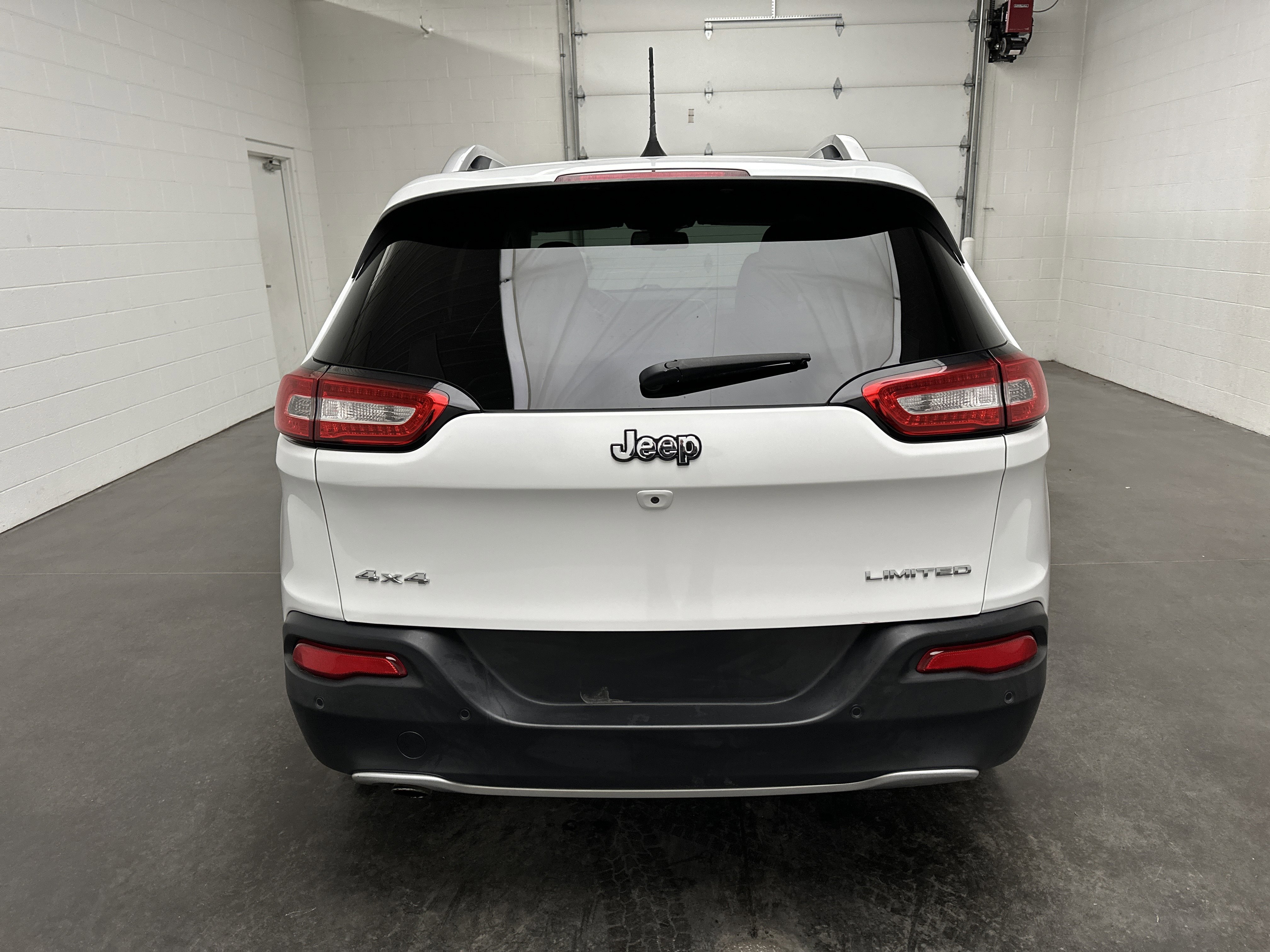 Used 2018 Jeep Cherokee Limited image 7